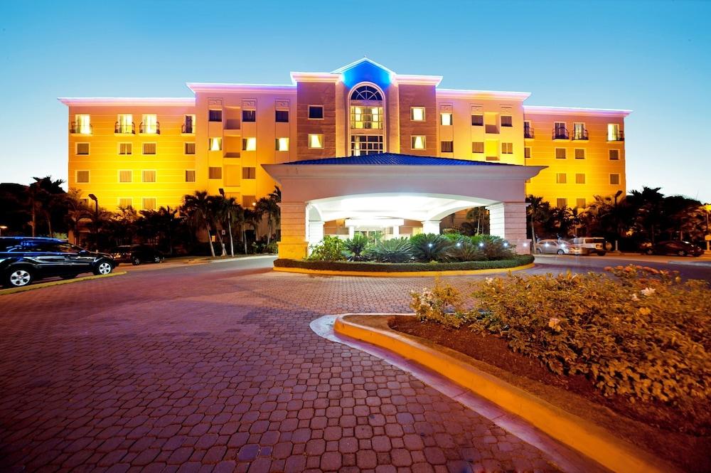 Готель Hodelpa Garden Court Сантьяго-де-лос-Трейнта-Кабальєрос Екстер'єр фото
