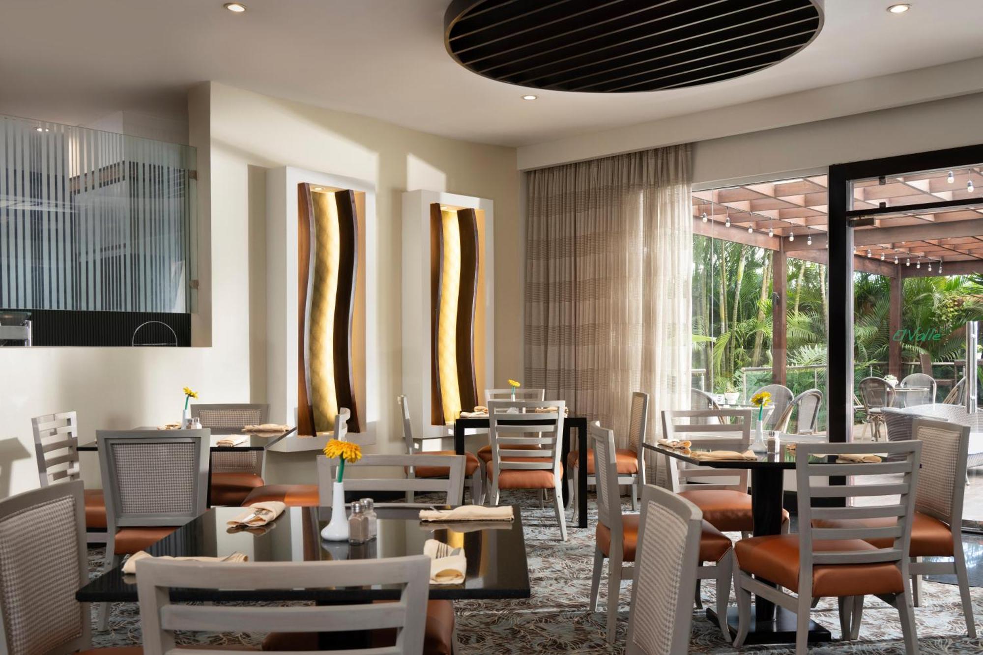 Готель Hodelpa Garden Court Сантьяго-де-лос-Трейнта-Кабальєрос Екстер'єр фото